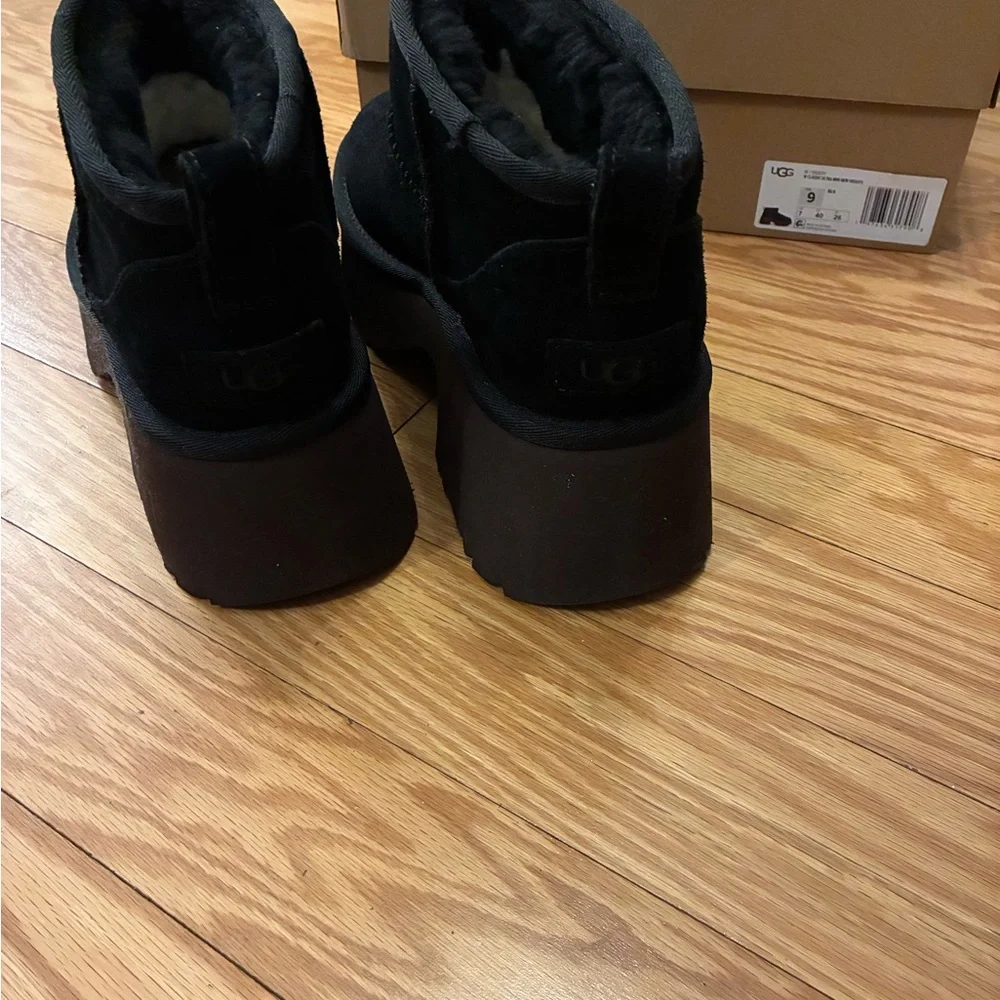 UGG Women's Black Suede Platform Boots. Size 9. NWT - Picture 3 of 6